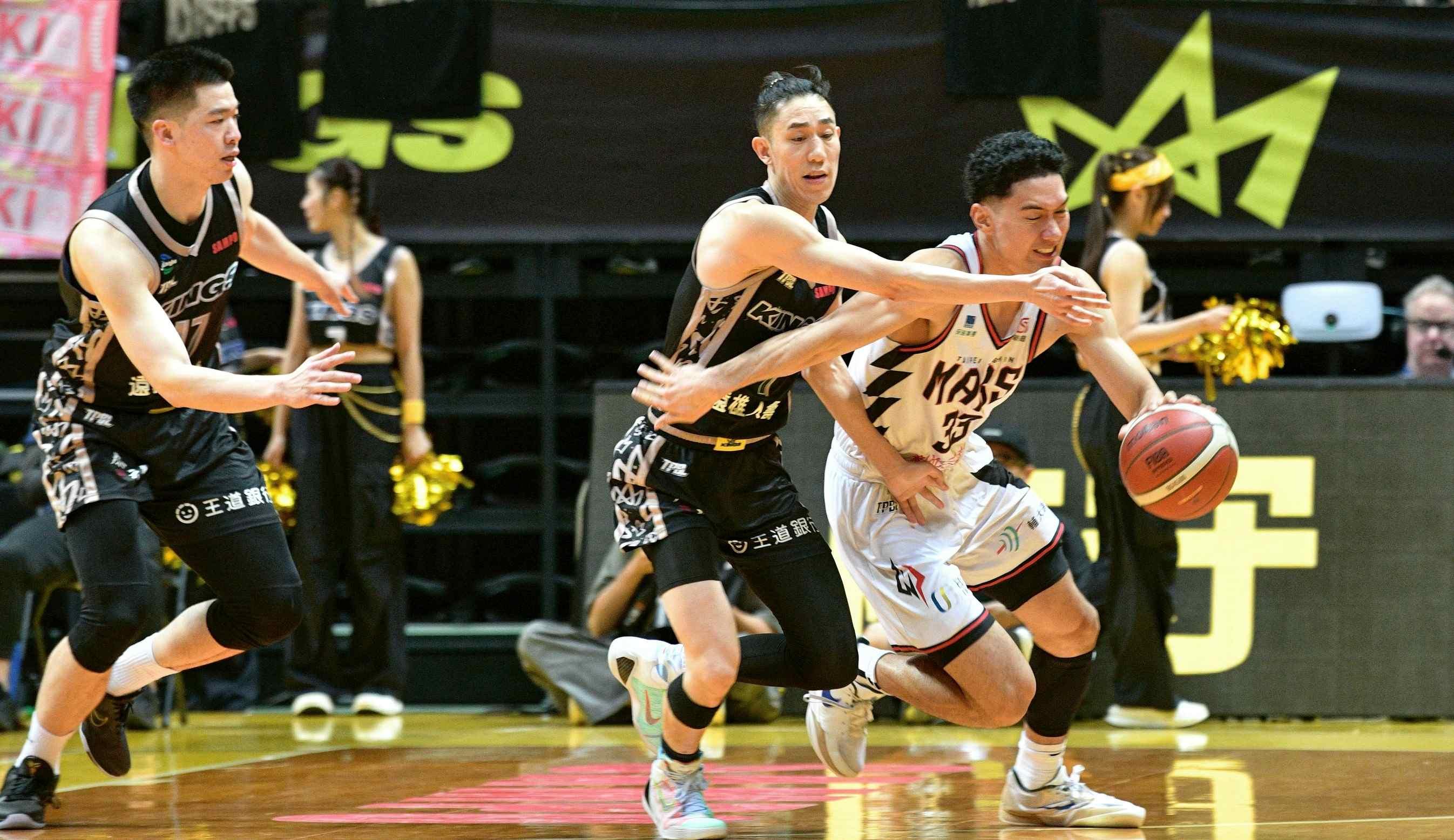 新北國王拿下季後賽第二勝林書緯(中)獲選單場MVP。(圖/胡瑞麒攝)