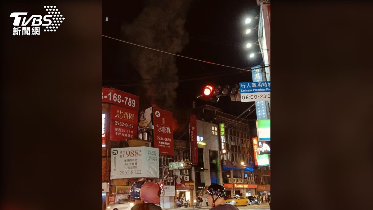 火煙竄出!板橋燒烤店驚傳火警 疑排油煙管起火引祝融