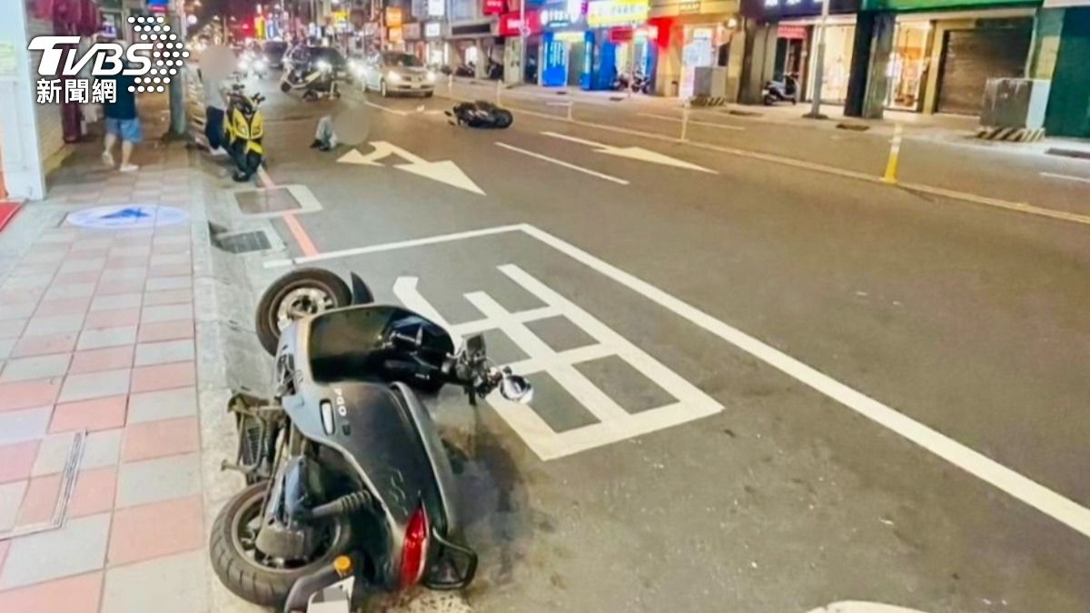 驚險!板橋中山路機車擦撞 機車噴飛10公尺、騎士慘摔險遭輾