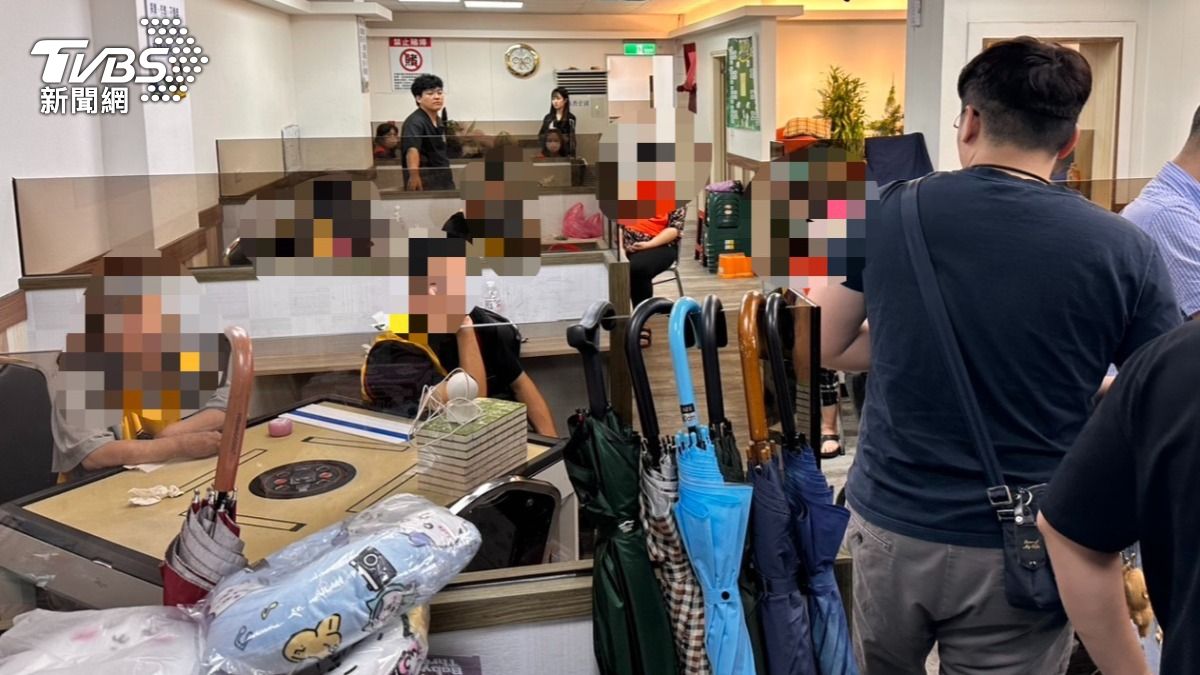 棋牌社暗藏賭場還設「全勤獎」!負責人竟是輔大生 警逮25人