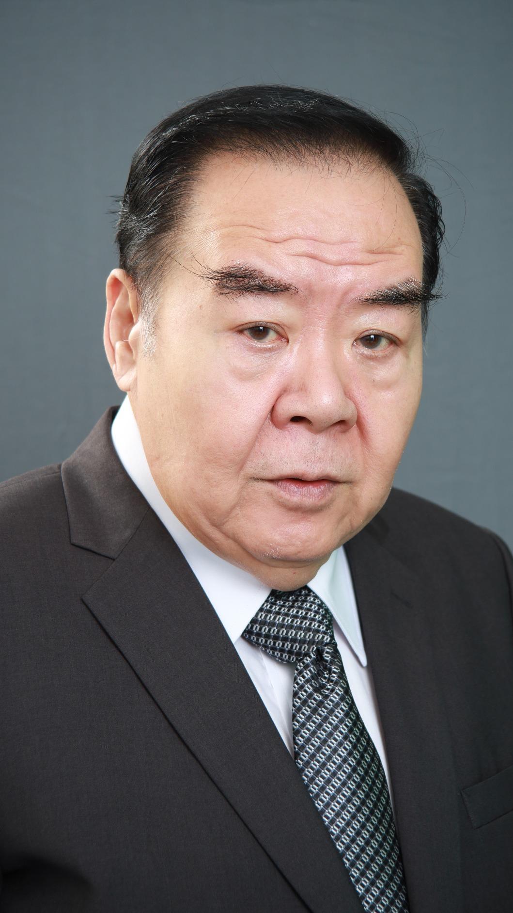 影帝鄭則仕改當「年紀最長男主角」,飾演霸道固執的集團老闆。(圖/年代提供)