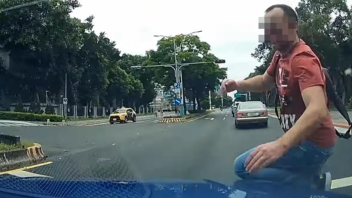 北市俄籍男「肉身撞車」碰瓷? 警:情緒低落強制送醫