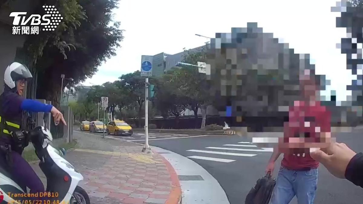 警方到場制止後將他強制送醫治療。(圖／TVBS)