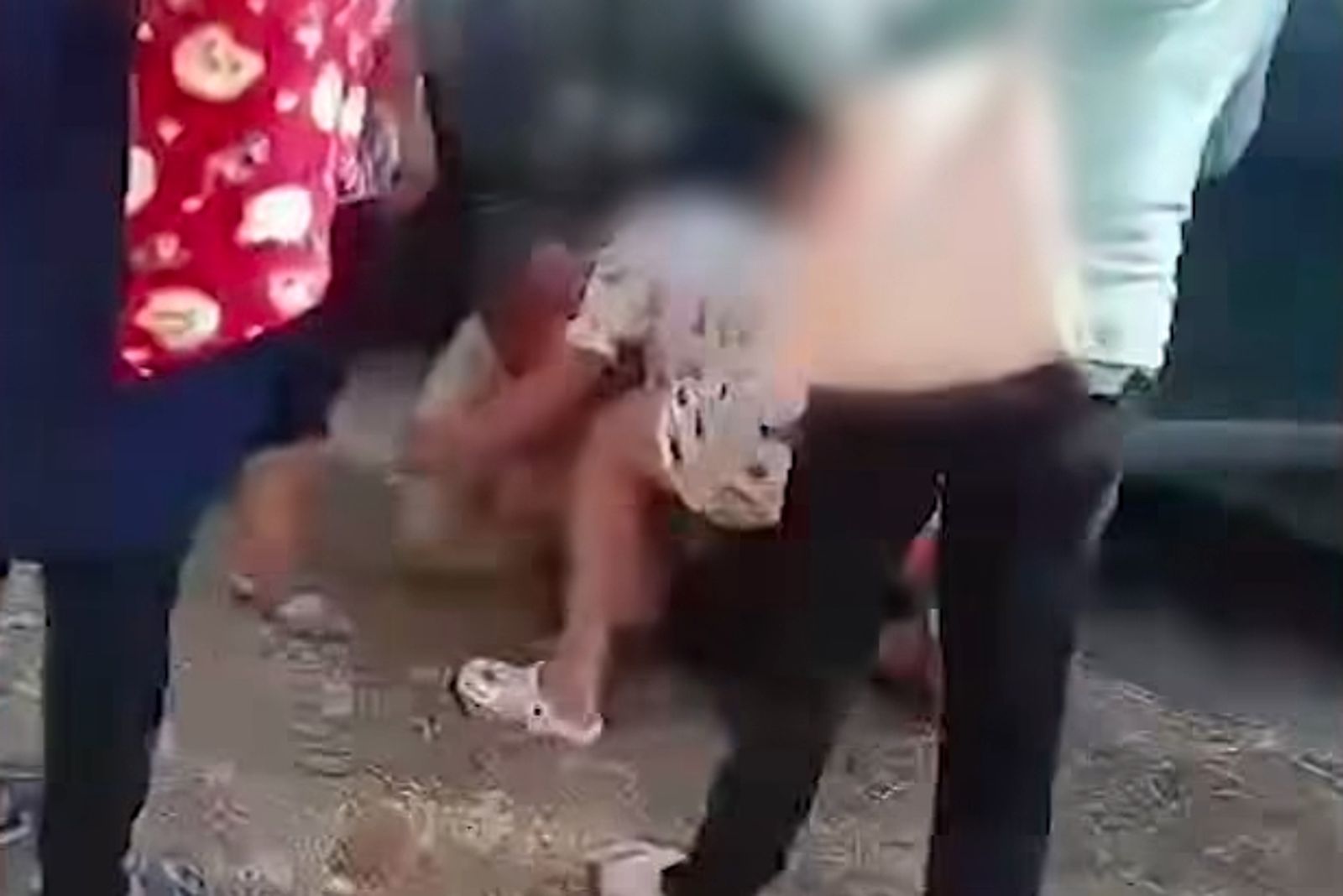村長偷腥人妻!老婆公所前修理他「狠扯生殖器不放手」 路人圍觀看傻