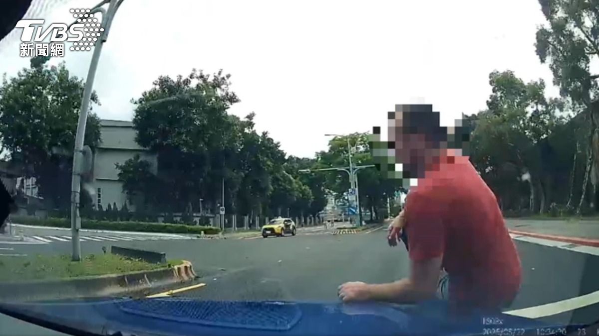 俄國男馬路中央衝撞引擎蓋。（圖／TVBS）