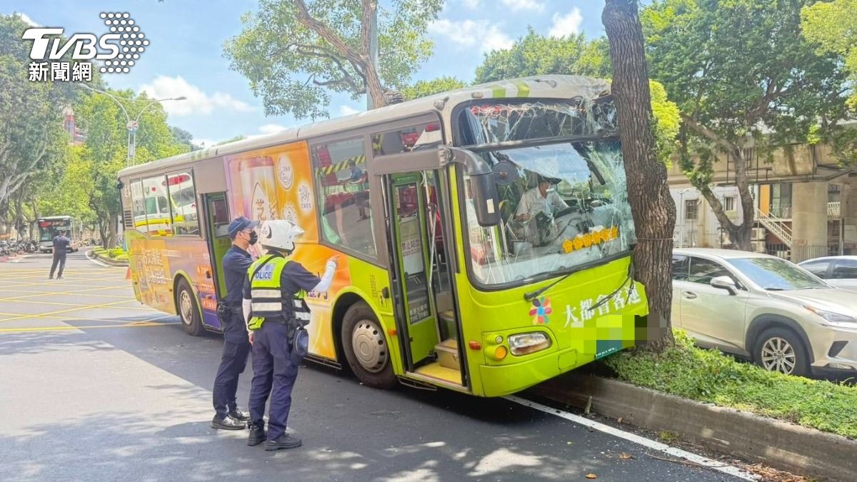快訊/北市銘傳大學旁公車衝撞路樹 卡分隔島釀6傷