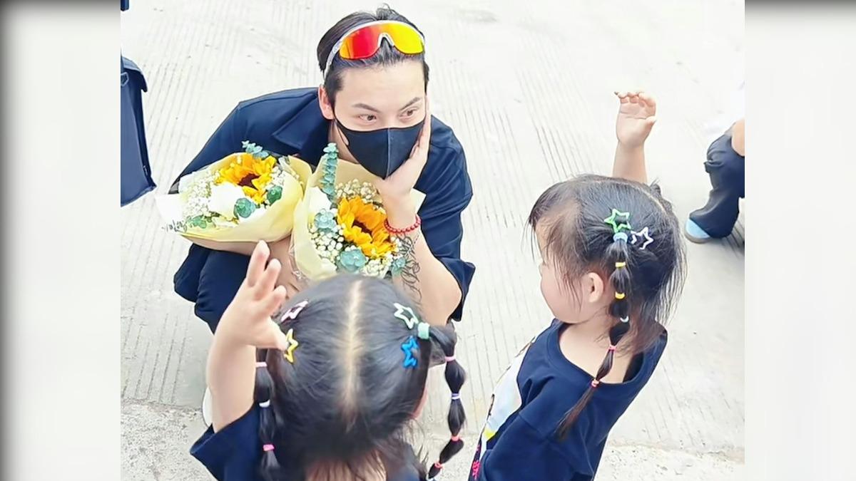 港男神合照雙胞胎小粉絲!「寵粉互動」網全融化:太甜了吧