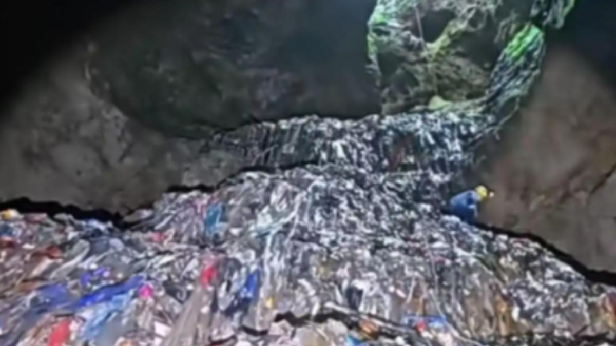 慈利縣溶洞垃圾堆積的高度有七、八層樓那麼高。(圖/新京報)