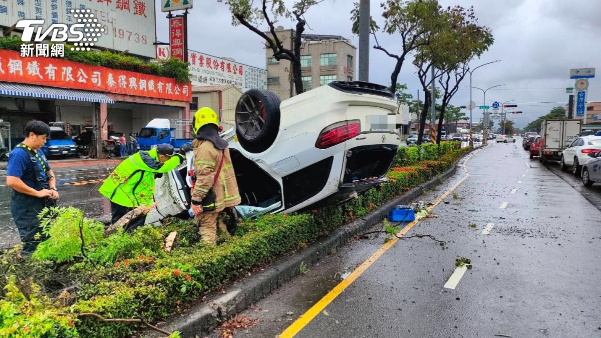高雄天雨路滑！賓士撞斷路樹慘烏龜翻　BMW打滑連撞4車
