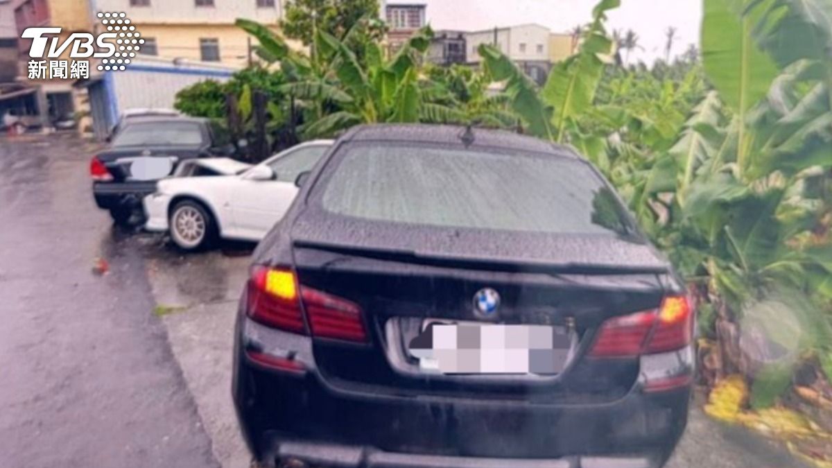 BMW車輛衝撞路邊停放4車。（圖／TVBS）