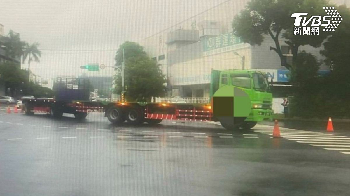 有片/工業區衝撞車禍!大貨車未禮讓險輾女行人 驚險瞬間曝