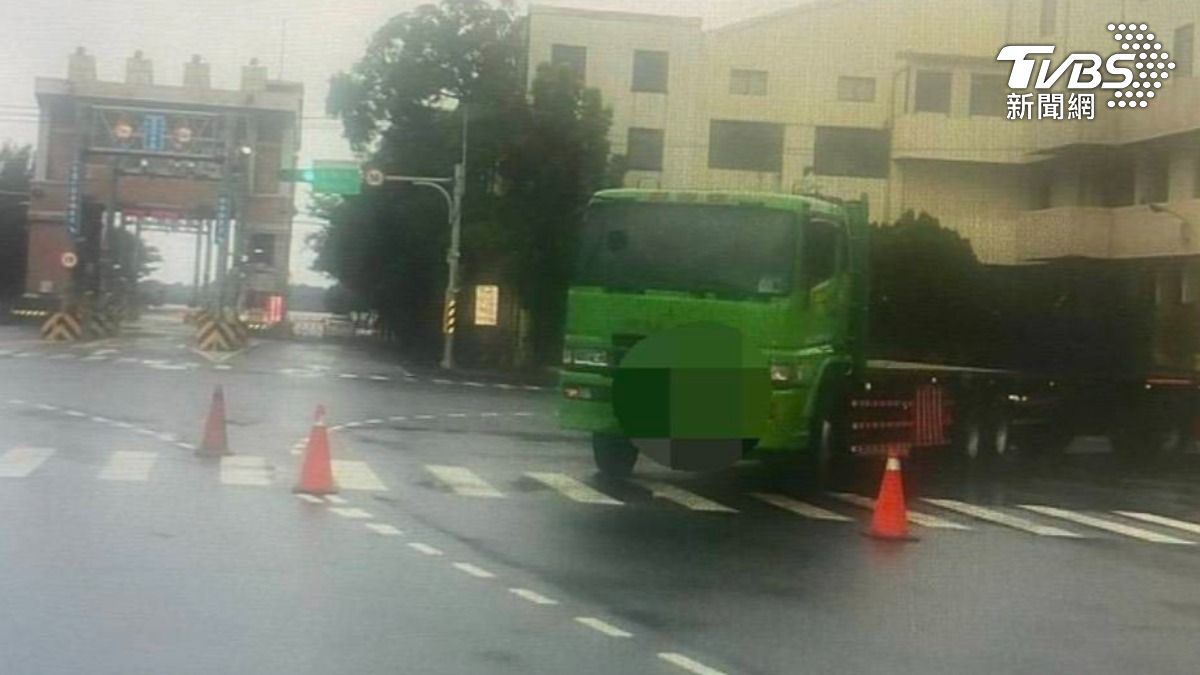台南大貨車擦撞女行人。（圖／TVBS）