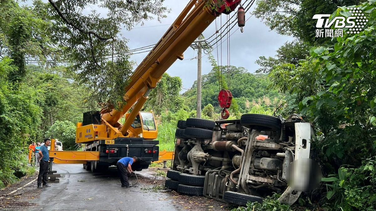 混凝土車輛不明原因翻覆,駕駛受困在內死亡。(圖/TVBS)