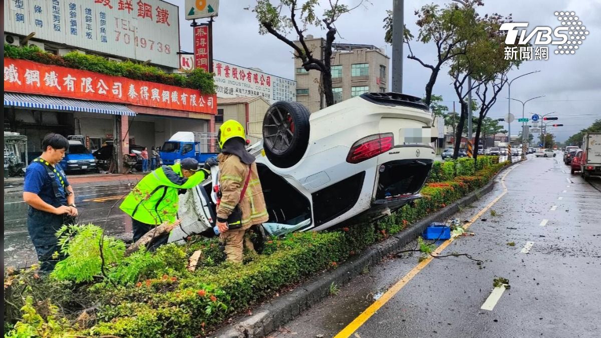 高雄發布豪雨，大寮地區接連二起車禍，白色小客車衝分隔島，撞斷路樹波及2車。(圖／警方提供)