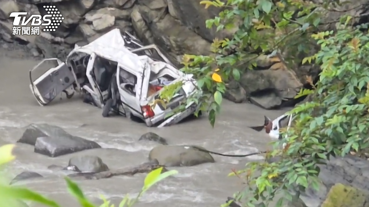 快訊/阿里山公路「車輛墜谷」!1男拋飛墜河亡 家屬慟認屍