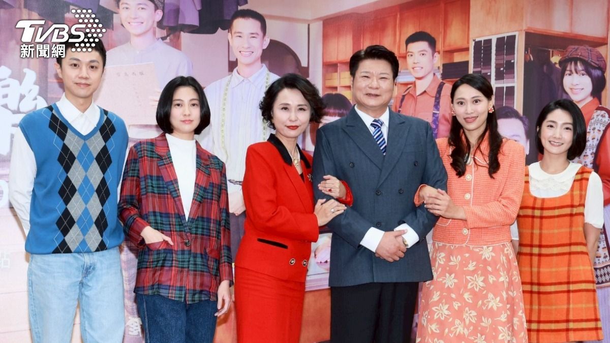 顏邦智(左起)、王丁筑、黃婕菲、陳文山、蔡宜君、許瀞蔆合作。(圖/趙世平攝)