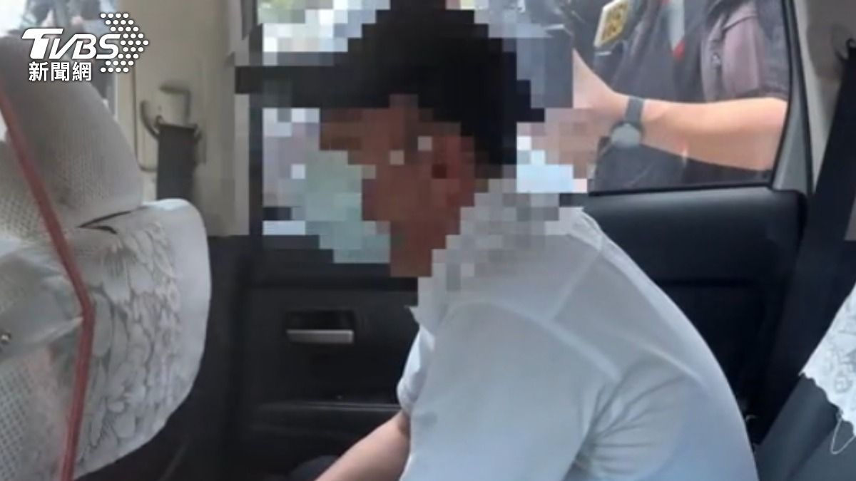 肇事司機坐上警車焦慮搓手。(圖/TVBS)