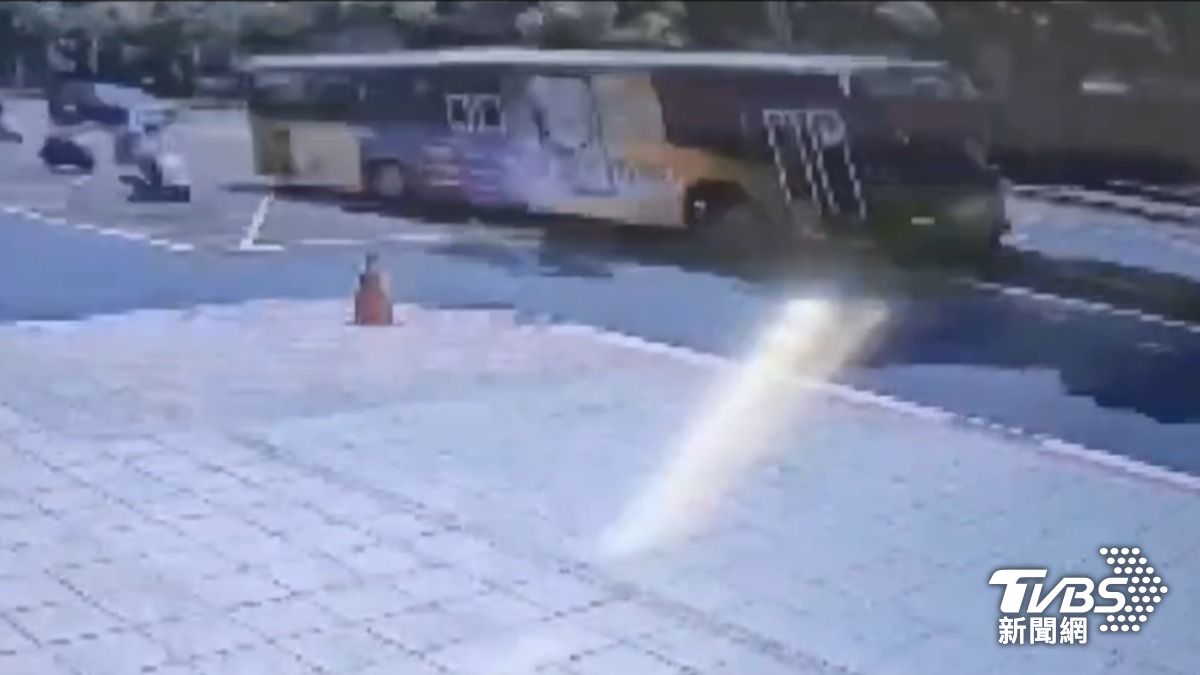 260路線公車自撞 "玻璃全碎" 18乘客驚恐