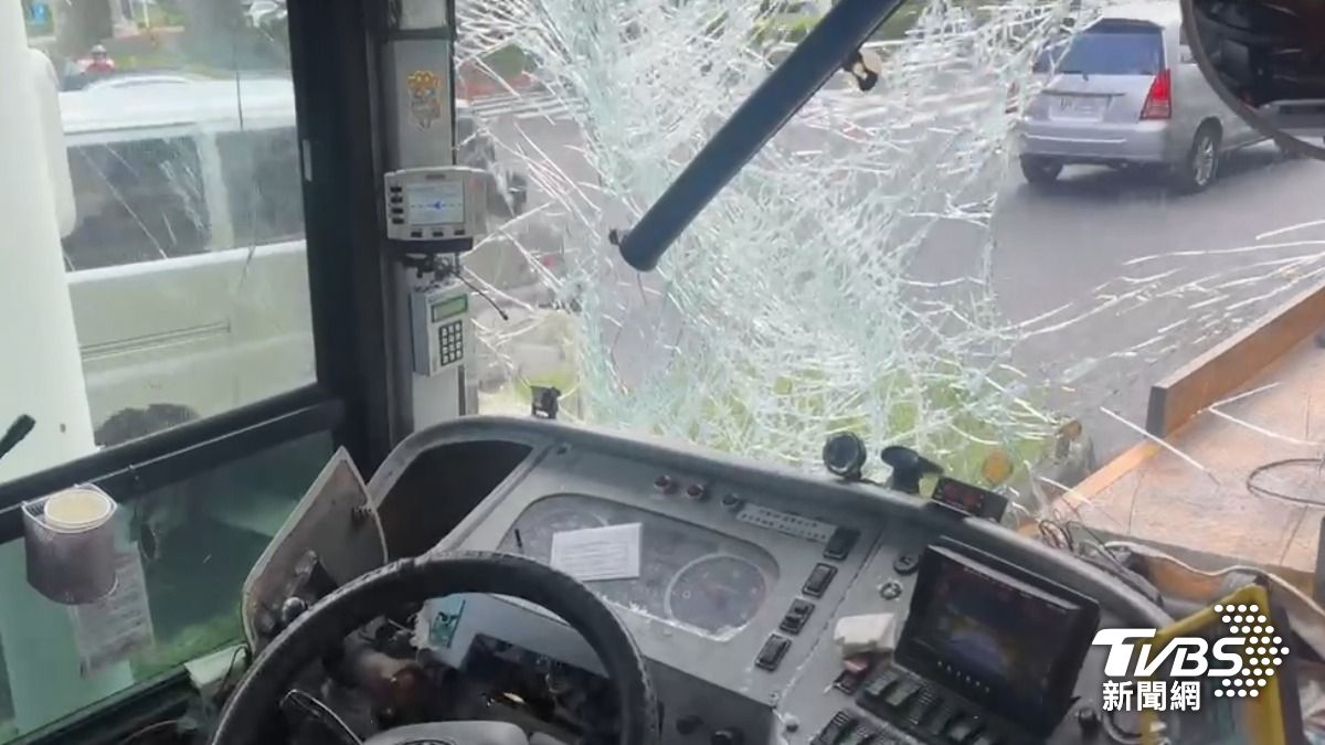 就在消防隊前! 公車撞分隔島 隊員急救援(圖/TVBS)