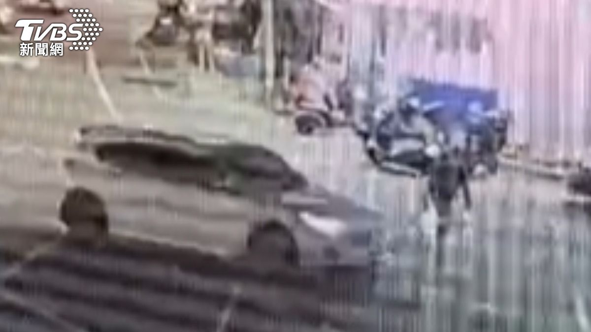 老翁與車輛發生碰撞。(圖/TVBS)