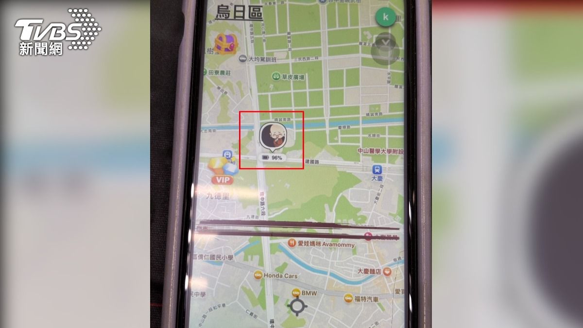 陳婦的手機不明原因奇蹟開機且電量達96％。（圖／TVBS）