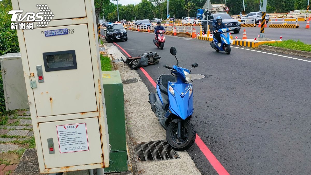 陳女行經向上路與華南路口時,不知何故前車頭碰撞張男後車尾。(圖/TVBS)