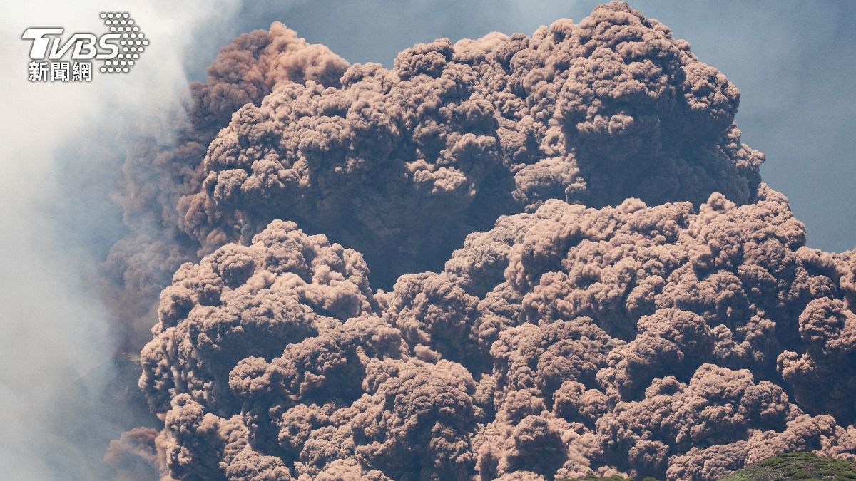 義大利埃特納火山爆發 火山灰噴向高空民眾驚逃