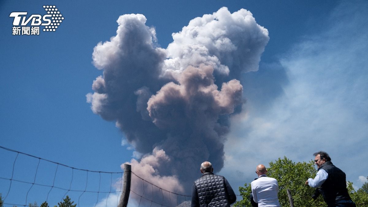 民眾看到埃特納火山爆發的火山灰。(圖/達志影像路透社)