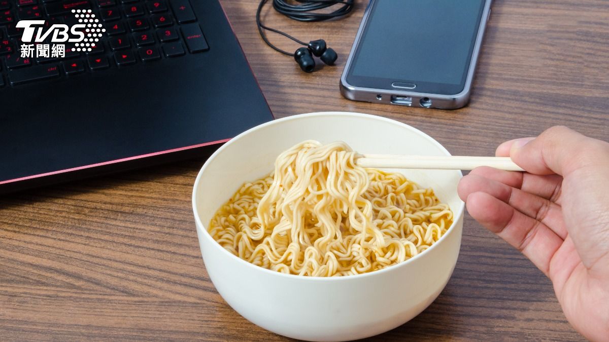 大陸一名22歲上班族經常吃泡麵充飢，竟意外罹患重度潰瘍性結腸炎。（示意圖，非當事人／shutterstock達志影像）
