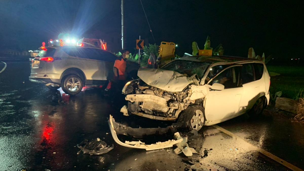 台南2車猛撞!「3人受困」全命危 警消急破車體搶救