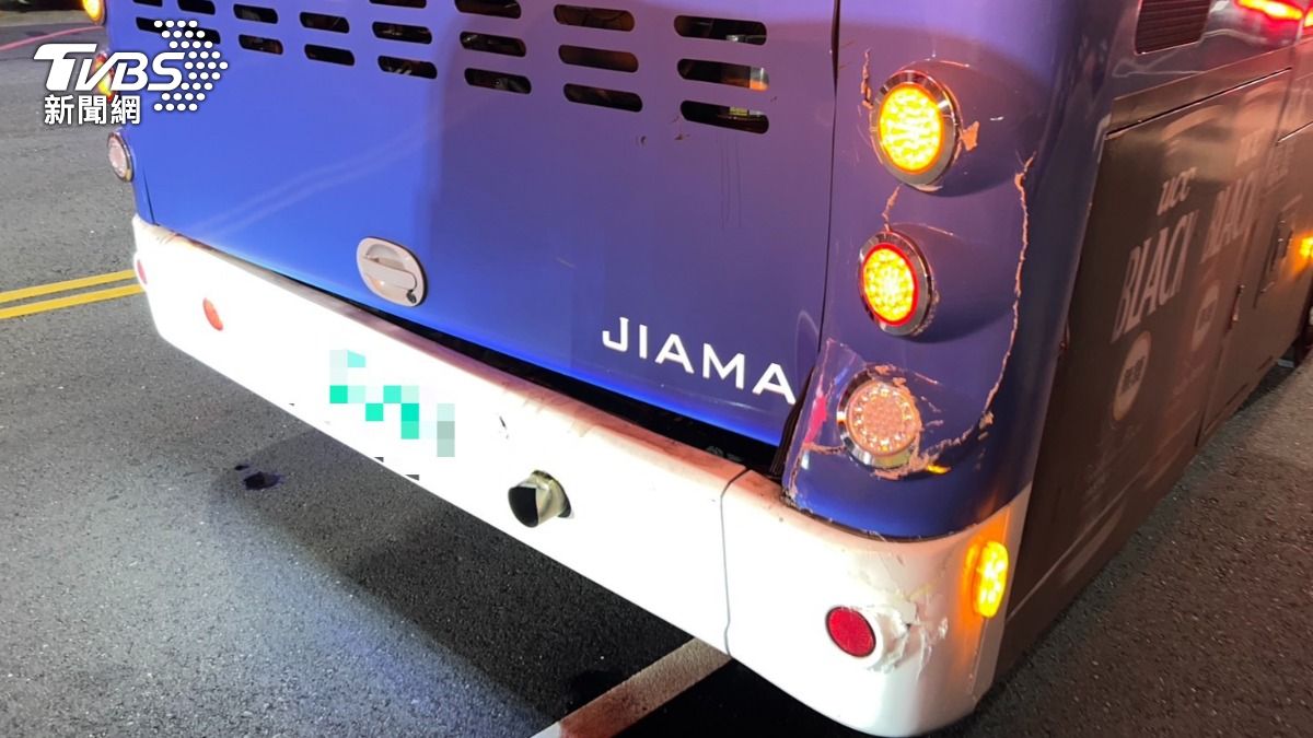 257公車後方遭追撞,車殼毀損凹陷。(圖/TVBS)