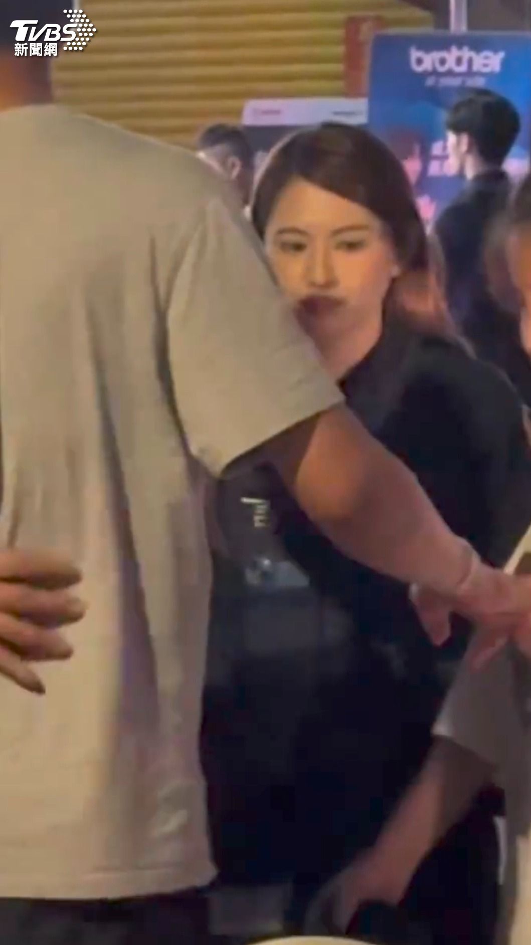 吳姓女警因外型亮眼，被現場民眾拍下並分享到社群，網友直稱根本是「網美等級」。（圖／rain_tsai提供）