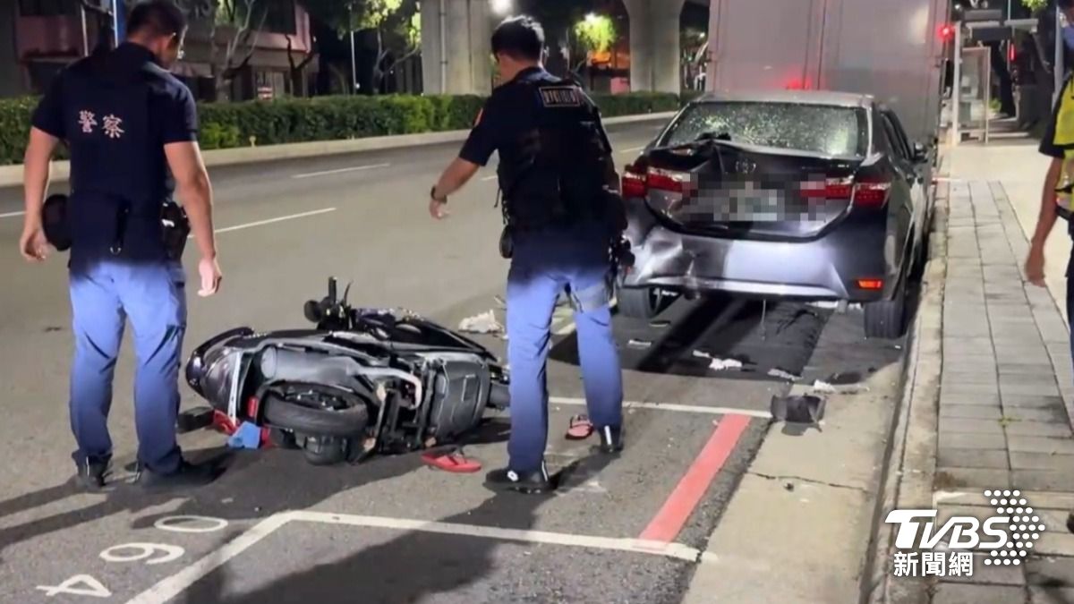 台中男凌晨酒駕自撞「滿臉血」 路邊2車衰被波及駕駛嚇壞