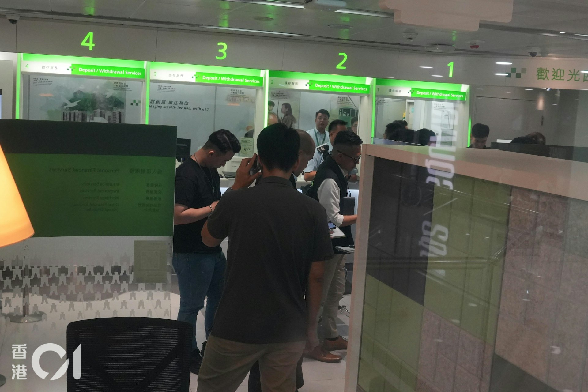 香港沙田置富第一城商場的恒生銀行遭劫,出動大批警力到現場調查。(圖/香港01)