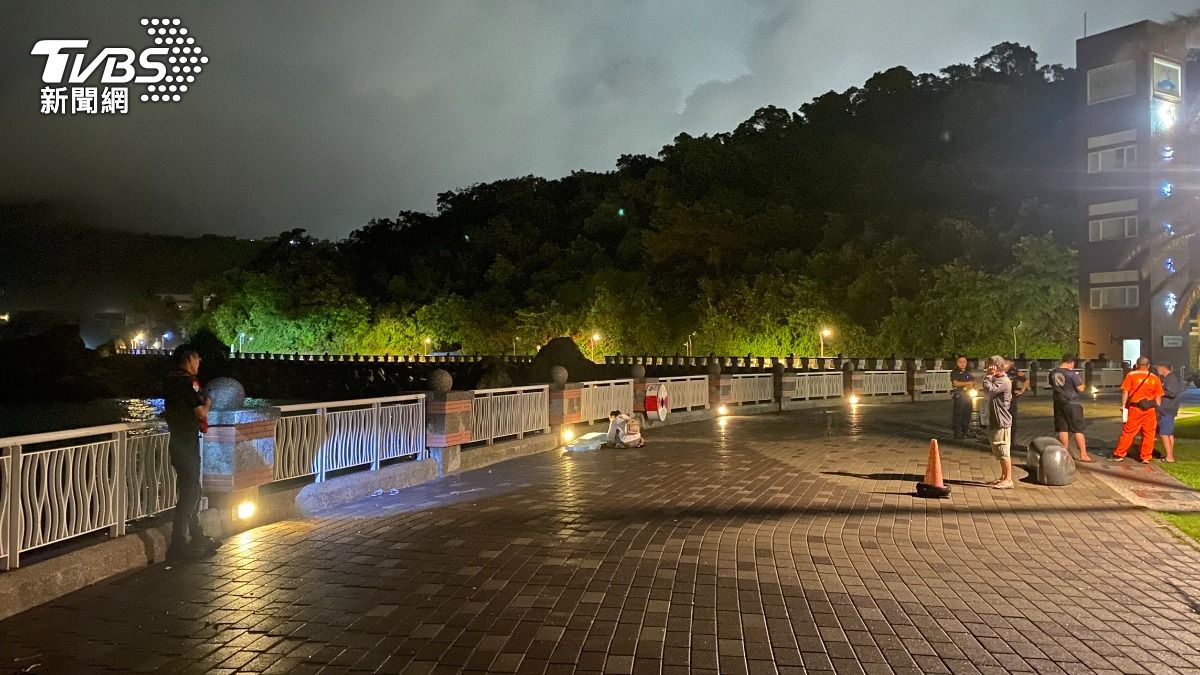 警消進行搜救,帶回許女冰冷遺體。(圖/TVBS)