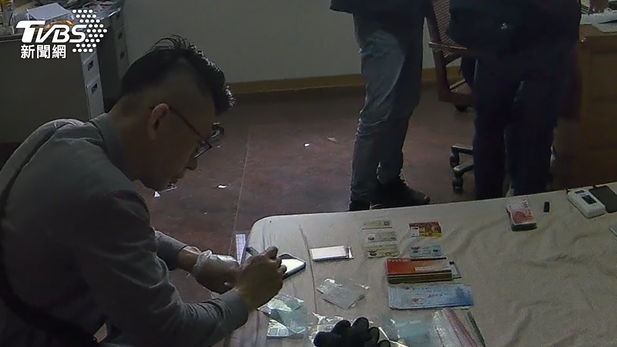 警方查獲張姓主嫌。(圖/TVBS)