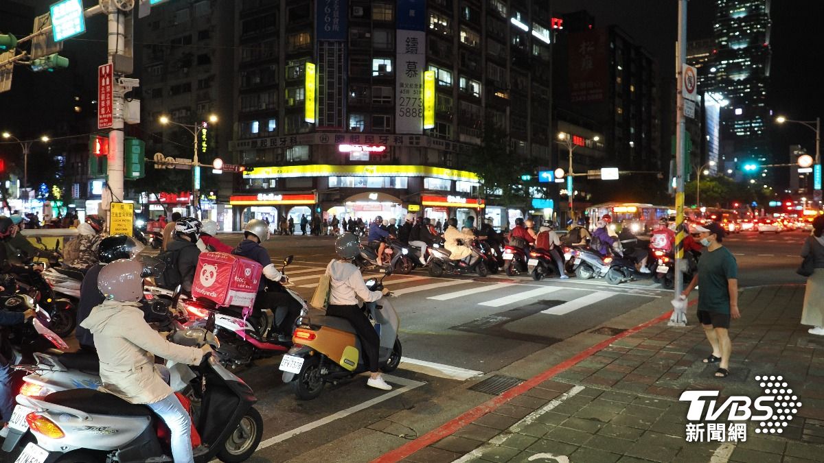 改裝車狂叫囂！新北男為保命闖紅燈　反遭認「拒檢」罰1萬元