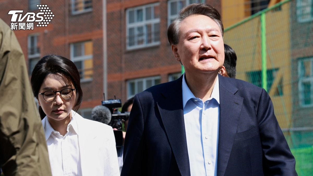 韓國大選登場!尹錫悅夫婦投票與小朋友尬聊 記者提問一語不發