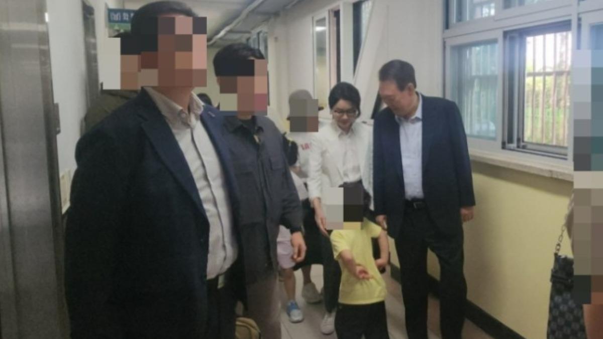 尹錫悅和金建希還被拍到與1個穿著黃色上衣的小孩互動。(圖/翻攝自Naver)