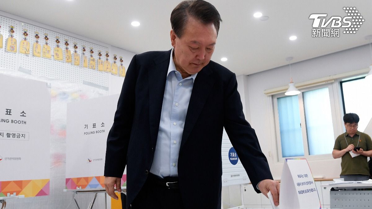 尹錫悅完成投票。(圖/達志影像美聯社)