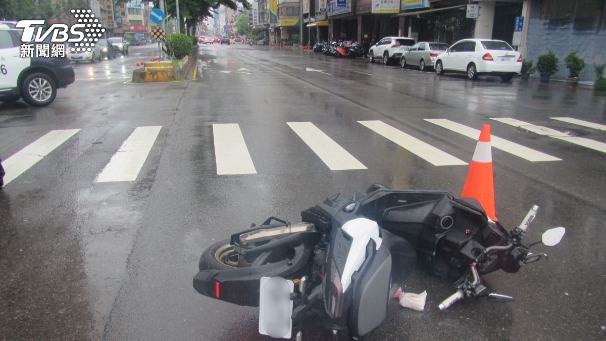 有片/台中騎士疑「變換車道不慎」 同向老翁挨撞不治