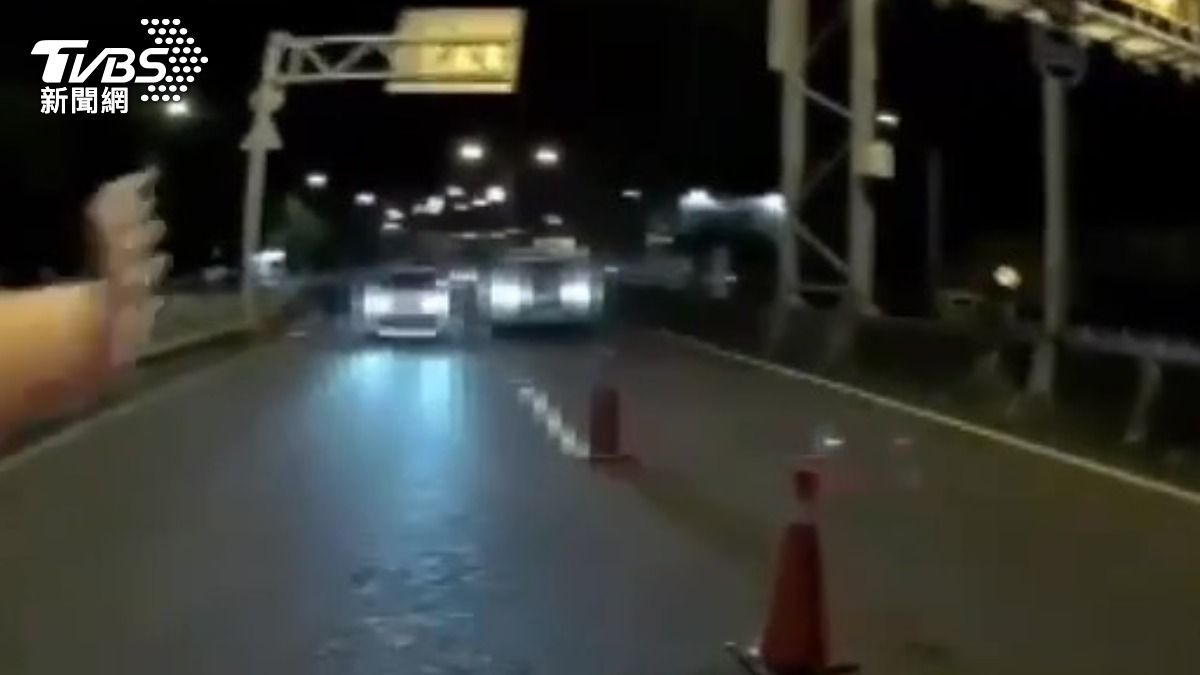 警員揮手示意靠邊停車查看證件,但男子似乎沒注意到導致警員誤會。(圖/TVBS)