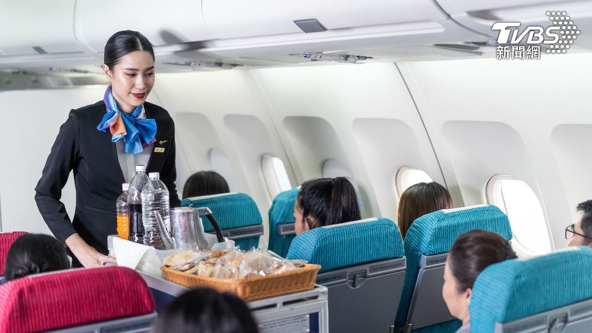 空服員點名「這飲料」別喝 越喝越渴添麻煩還讓身體不舒服