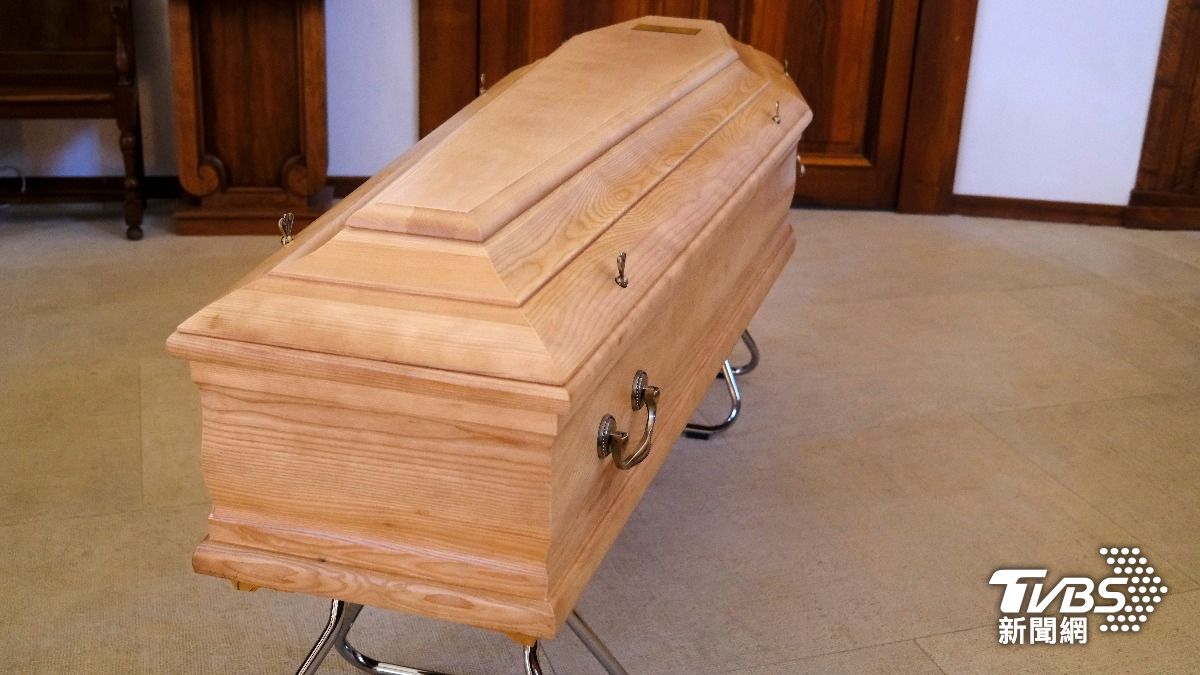 捷克8旬老婦遭判身亡! 放進棺材「突睜眼復活」嚇壞人