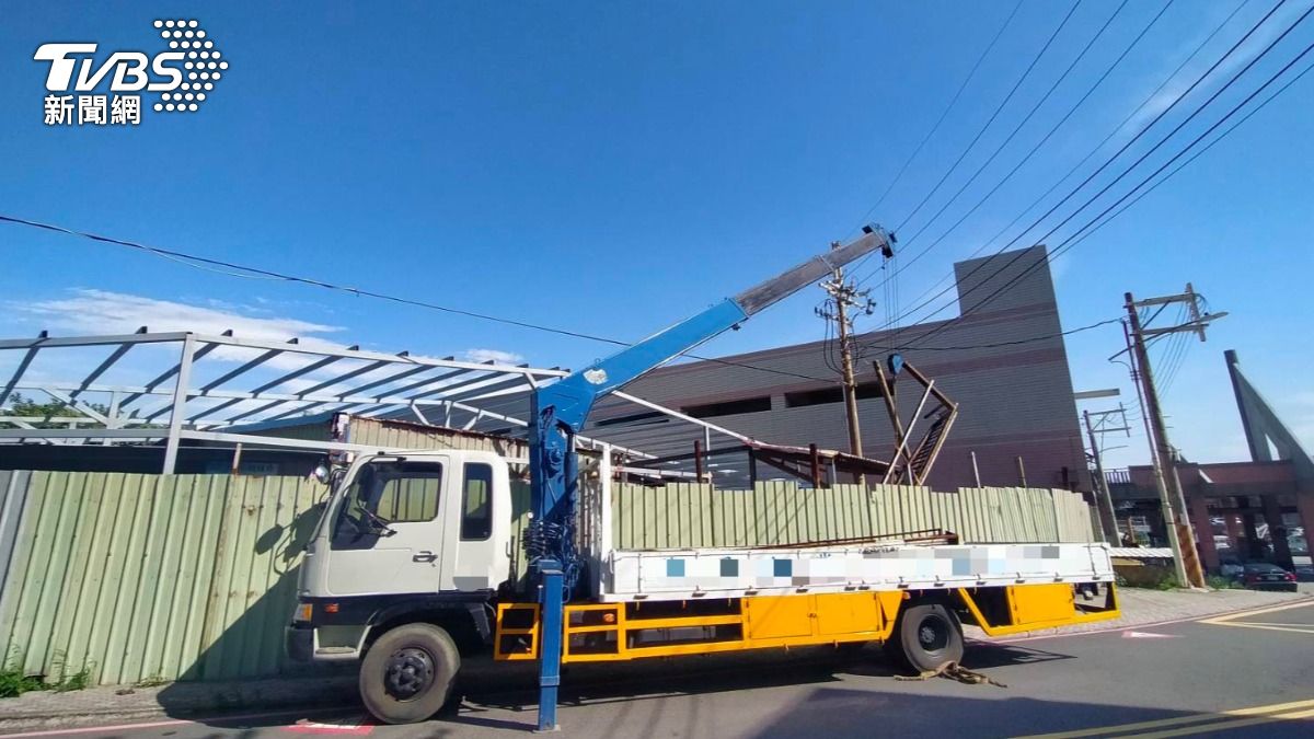 桃園工人操作吊臂「疑勾電線觸電」 全身電擊傷重死亡