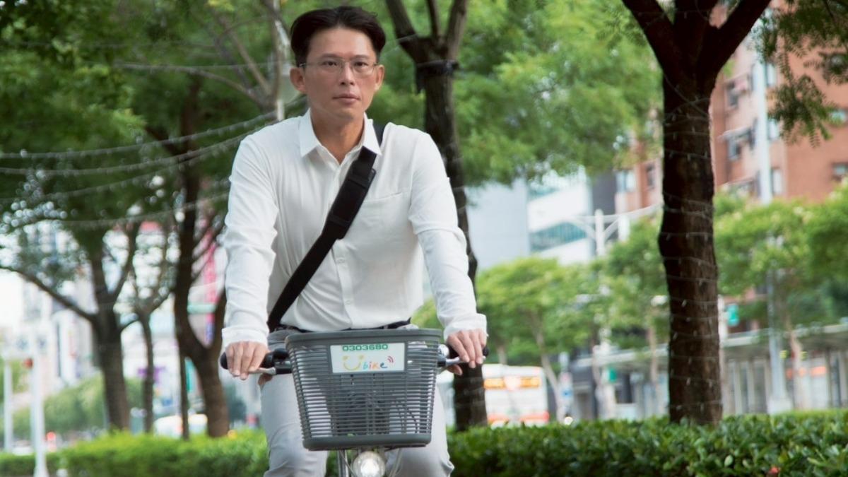 黃國昌今天也在臉書發文，指出自己一早「蹭」上了Ubike。（圖／翻攝自黃國昌臉書）