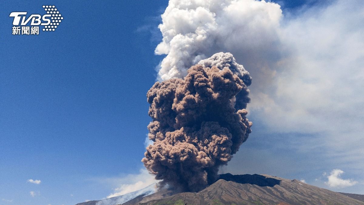 義大利「埃特納火山」每年吸引150萬人造訪,當地時間周一上午突然劇烈噴發,當局一度緊急發布紅色警報。(圖/達志影像美聯社)