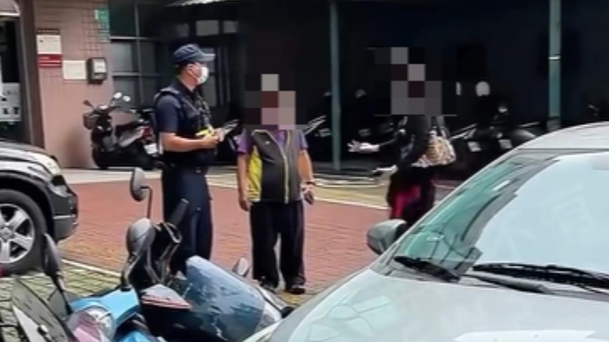 婦人從肇事車輛後方走出,神情無奈。(圖/網友提供)