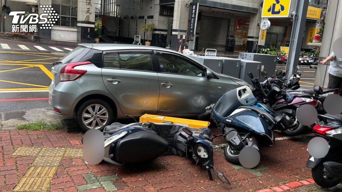 台南市東區昨日發生車輛暴衝。(圖/TVBS)