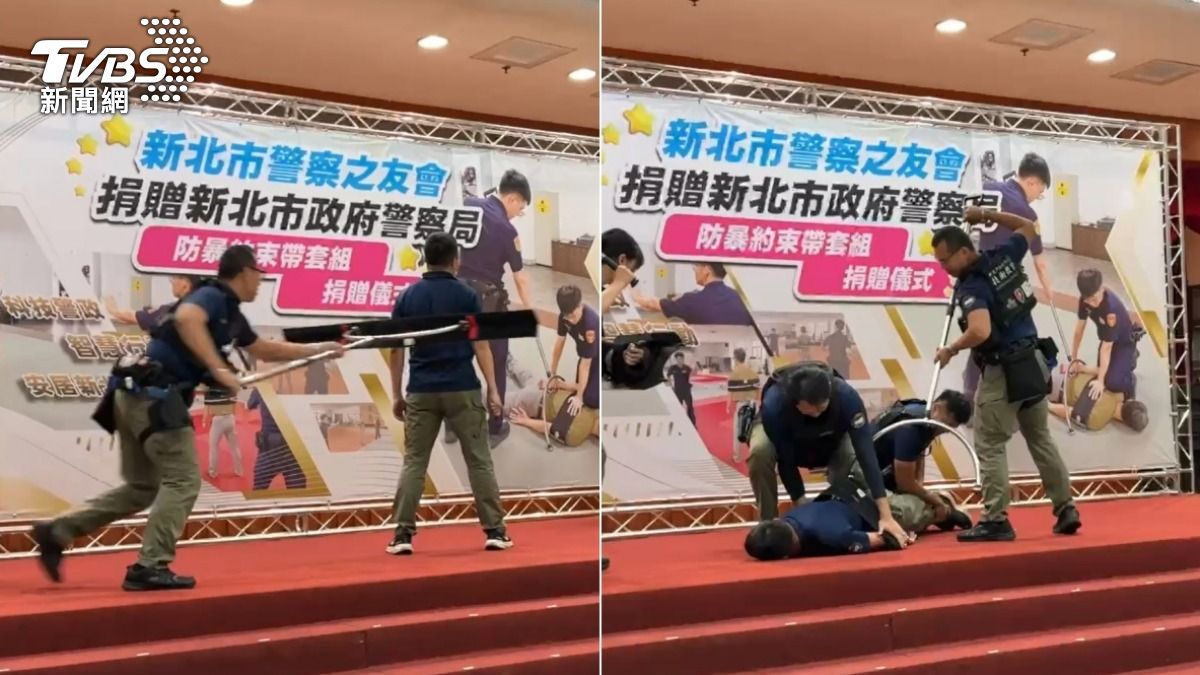 警方示範新型設備防暴約束帶使用方法。(圖/TVBS)